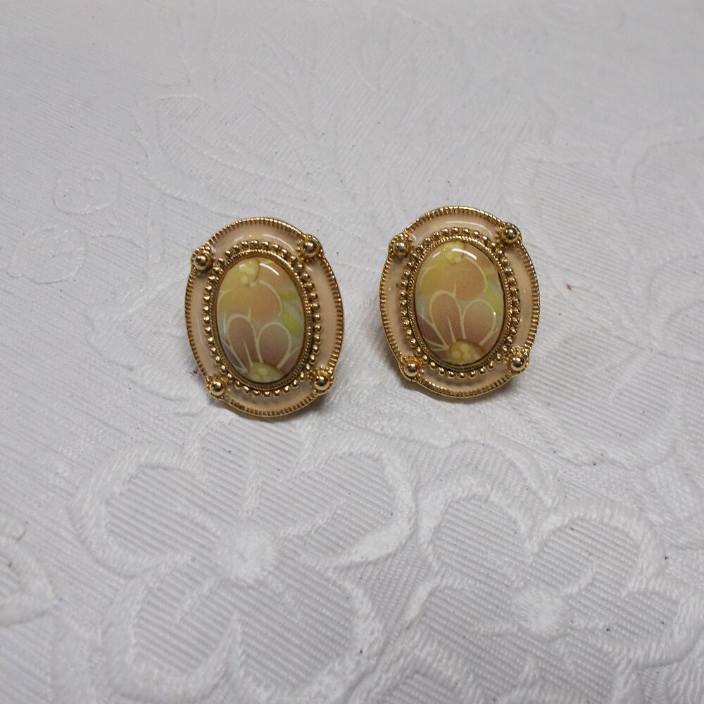 Vintage beige and gold-color oval shape pierced earrings, 1928?